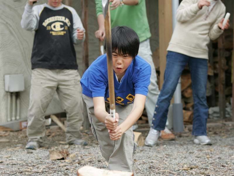 山村留学・暮らしの学校「だいだらぼっち」薪割り